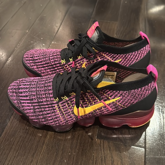 Nike Vapormax size 9. Barely worn. Like new. - Picture 3 of 6
